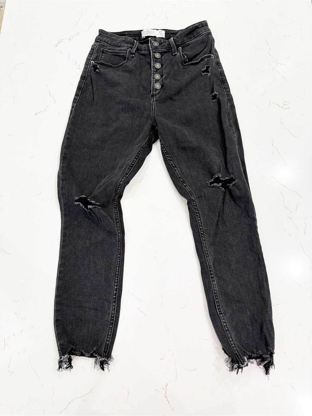 Abercrombie & Fitch High-Rise Distressed Black Jeans model-off-duty Grunge - Picture 2 of 7
